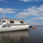 Peipsi Boathouses Hotel en barco