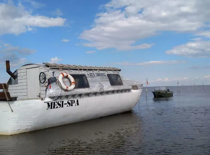 Botel Peipsi Boathouses *